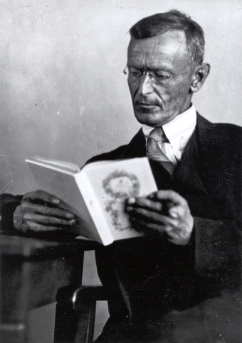 Hermann Hesse mit Buch; foto: Gret Widmann